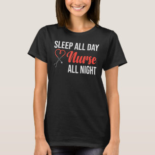 Camiseta Dorme Enfermeiro O Dia Todo Enfermeiro Durante O T