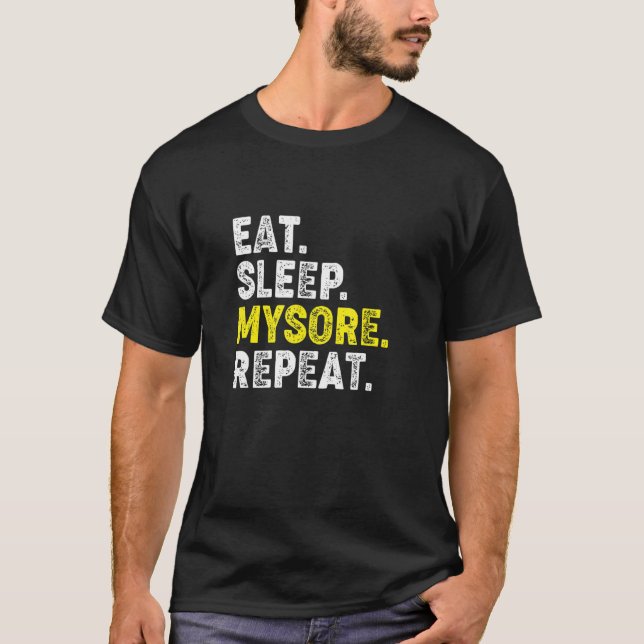 Camiseta Dorme Mysore Yoga Repita! Engraçado Mysore Yoga Ph (Frente)