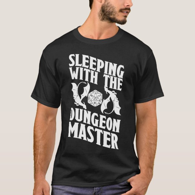 Camiseta Dormindo com o mestre Dungeon Engraçado RPG DM (Frente)