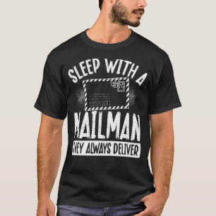 Camiseta Dormir Com Um Correio Que Sempre Entregam