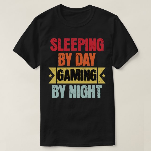 Camiseta Dormir de dia jogando à noite (Frente do Design)