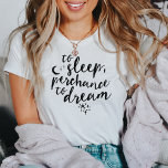 Camiseta Dormir, Sonhar | Citação de Tipografia<br><div class="desc">Acalme-se para a noite nesta frase que apresenta uma das frases mais amadas de Shakespeare,  "Para dormir,  uma chance para sonhar" em tipografia de estilo manuscrito preto com sotaques de lua e estrelas.</div>