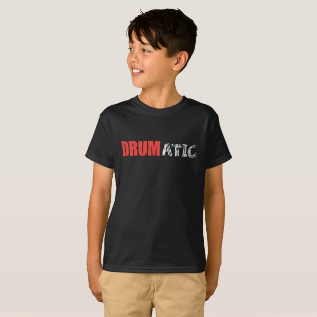 Camiseta Dotação Engraçada Drumática com Texto Vermelho e B (Frente Completa)