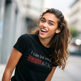 Camiseta Dotação Engraçada Drumática com Texto Vermelho e B