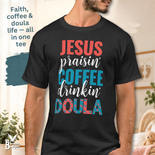 Camiseta DOULA Cristã que Bebe Café e Louva a Jesus
