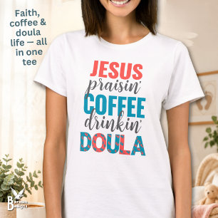 Camiseta DOULA Cristã que Bebe Café e Louva a Jesus