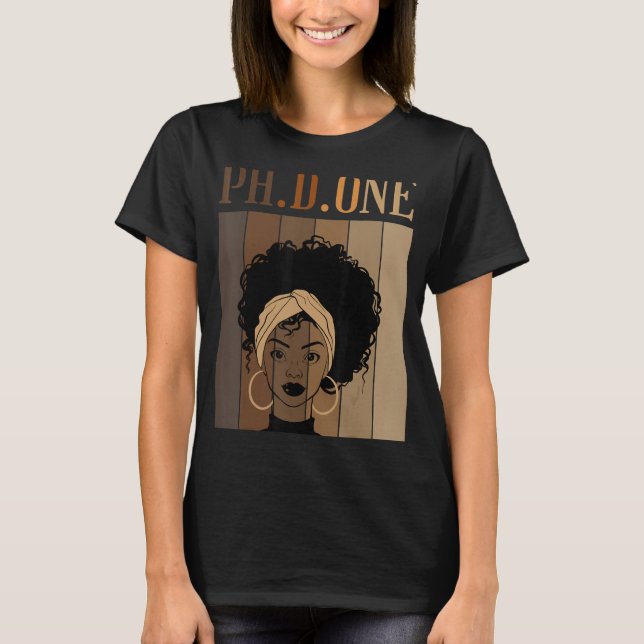 Camiseta Doutorado PH D ONE PhD Graduação em Negra (Frente)
