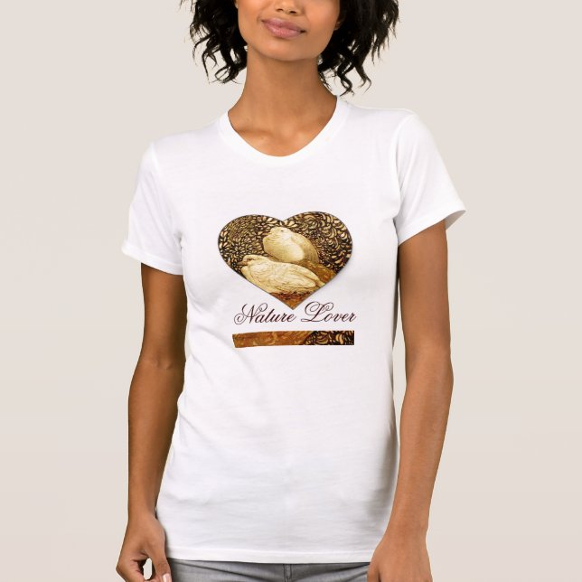 CAMISETA DOVAS BRANCAS NA SEPIA MARINHA/CORAÇÃO DO AMOR NAT (Frente)