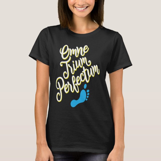Camiseta Down Syndrome Awareness Month Omne Trium Perfectum (Frente)