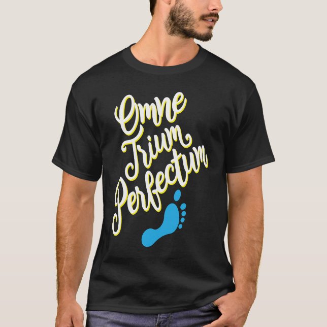 Camiseta Down Syndrome Awareness Month Omne Trium Perfectum (Frente)