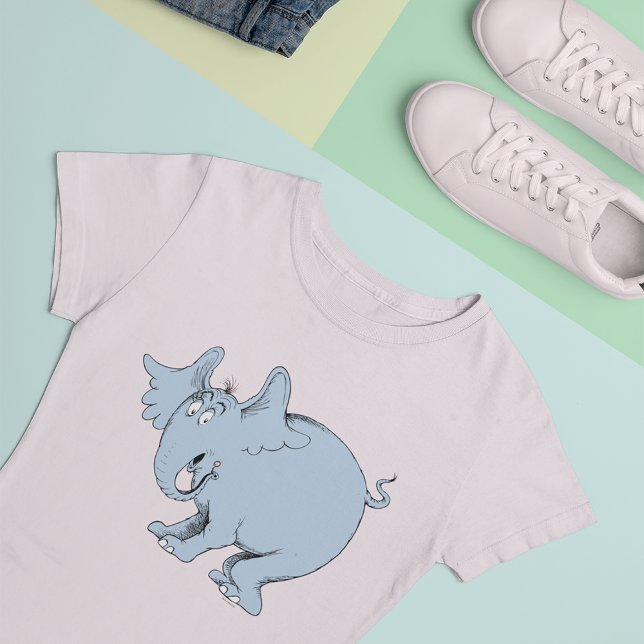 Camiseta Dr. Seuss | Corantes De Horton (Shirt next to shoes and pants)