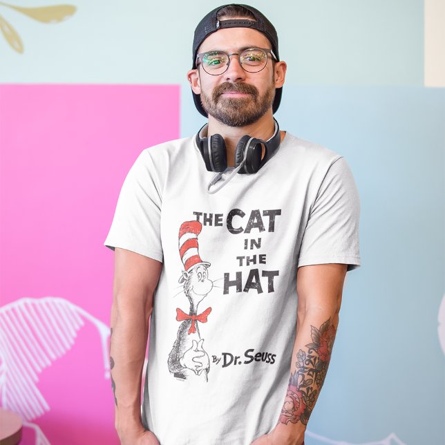 Camiseta Dr. Seuss | O Gato no Livro do Chapéu (Person wearing shirt)