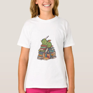 Camiseta Dragão Adormecido Sobre Pilha de Livros Infantil