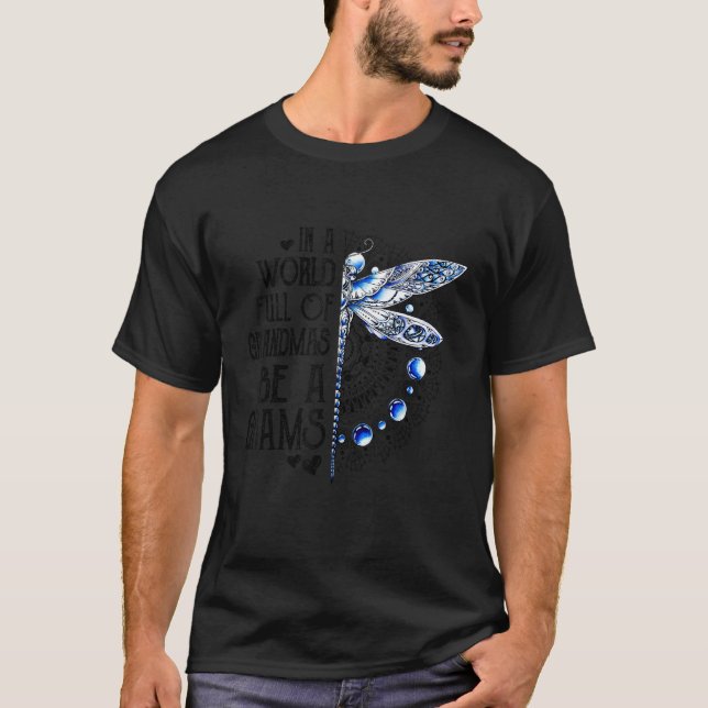 Camiseta Dragonfly In A World Full Of Grandmas Be A Grams (Frente)