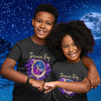 Camiseta Dream Big Space Galaxy Monograma Dourado Metálico
