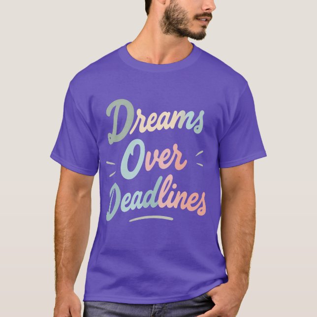 Camiseta Dreams Over Deadlines – Manifest More, Stress Less (Frente)