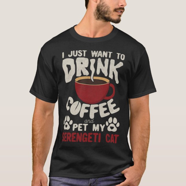 Camiseta Drink Coffee And Pet My Serengeti Cat Sayings Cat  (Frente)