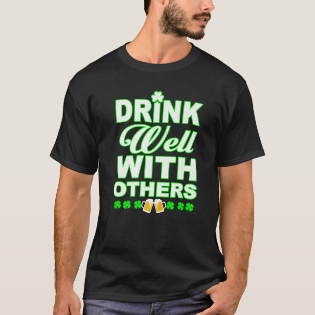 Camiseta Drink Well WIth Others Beer and Wine St Patricks D (Frente)