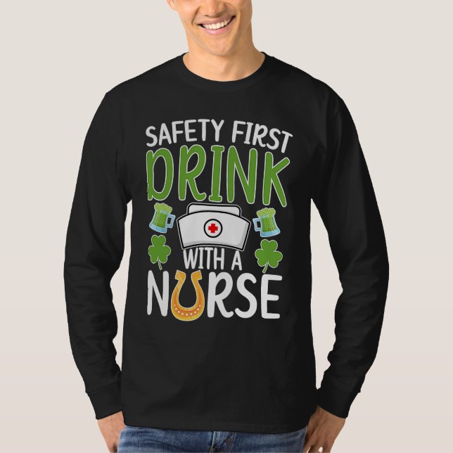 Camiseta Drink With A Nurse St Patrick's Day Nursing Shamro (Frente)