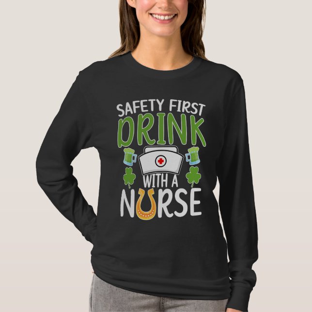 Camiseta Drink With A Nurse St Patrick's Day Nursing Shamro (Frente)