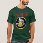 Camiseta Drinker de alcance livre certificado pela Funny<br><div class="desc">Uma camisa excelente para pub rastejando,  festas e noites fora com as caras,  esta humorística design apresenta um quadro redondo estilo logo com uma caneca de cerveja e texto "bebedor do mercado livre". É carimbada digitalmente com um carimbo vermelho de aprovação "CERTIFICADO".</div>