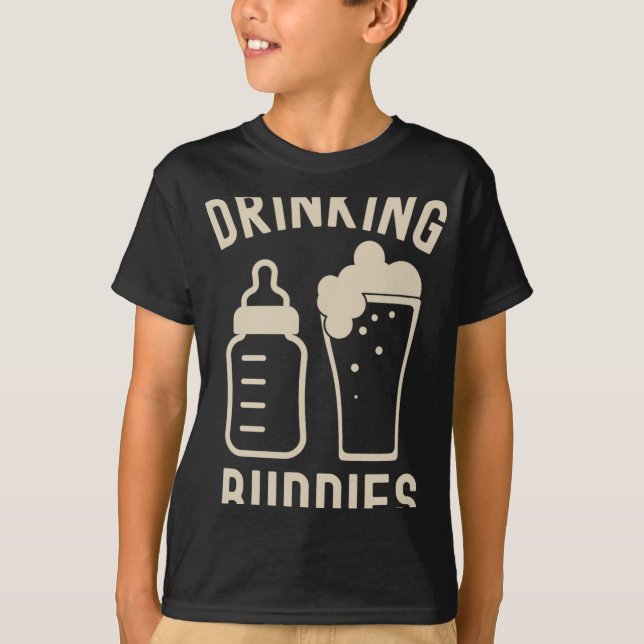 Camiseta Drinking Buddies Dad Grandpa New Baby Beer And Bot (Frente)