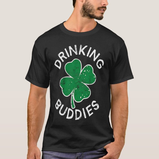 Camiseta Drinking Buddies Lucky C St Patrick's Day Distress (Frente)