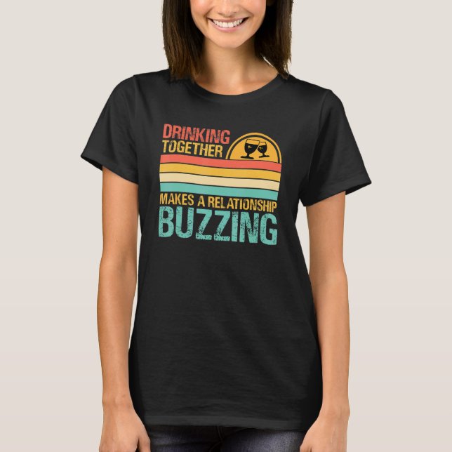 Camiseta Drinking Together Makes A Relationship Buzzing  Co (Frente)