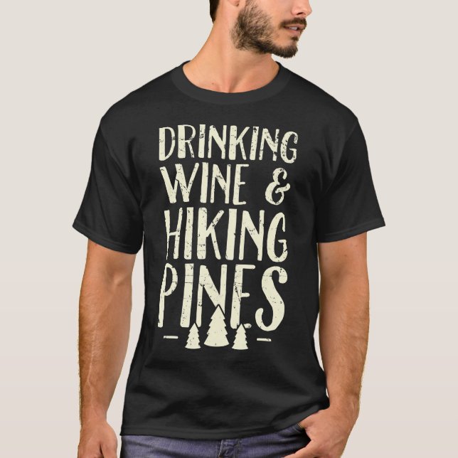 Camiseta Drinking Wine  Hiking Pines 	 Outdoor Camping Gift (Frente)