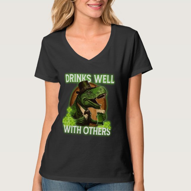 Camiseta Drinks Well With Others (Frente)