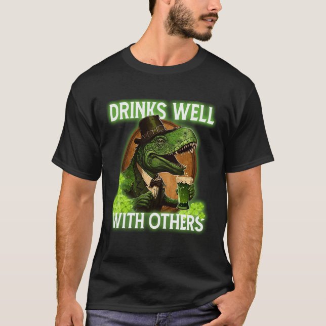 Camiseta Drinks Well With Others (Frente)