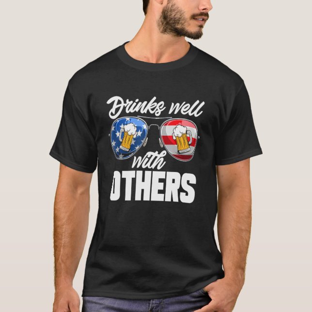 Camiseta Drinks Well With Others 4th Of July Drinking (Frente)