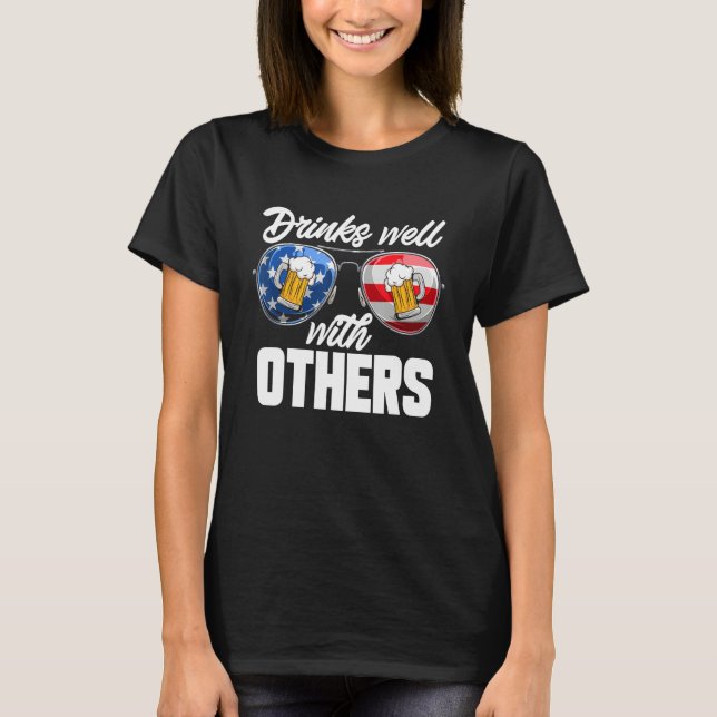Camiseta Drinks Well With Others 4th Of July Drinking (Frente)