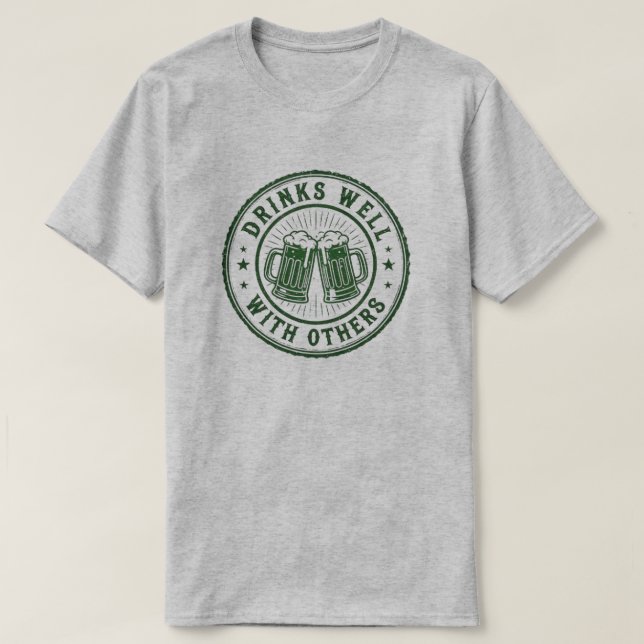 Camiseta Drinks Well with Others Beer Mugs (Frente do Design)