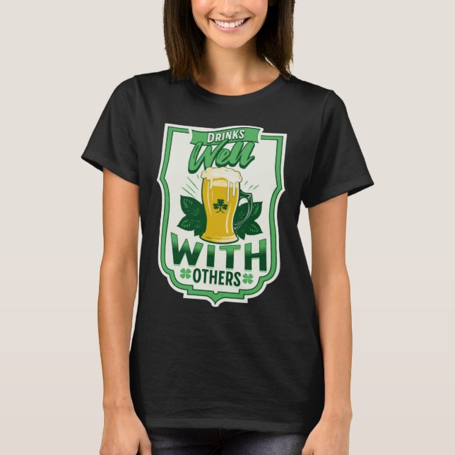 Camiseta Drinks Well With Others Beer Saint Patrick s Day D (Frente)