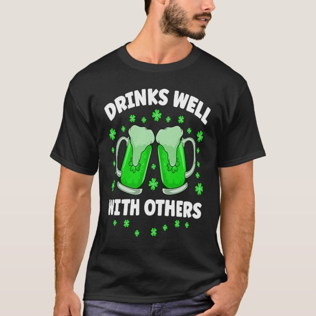 Camiseta Drinks Well With Others Drinking Beer St Patricks  (Frente)