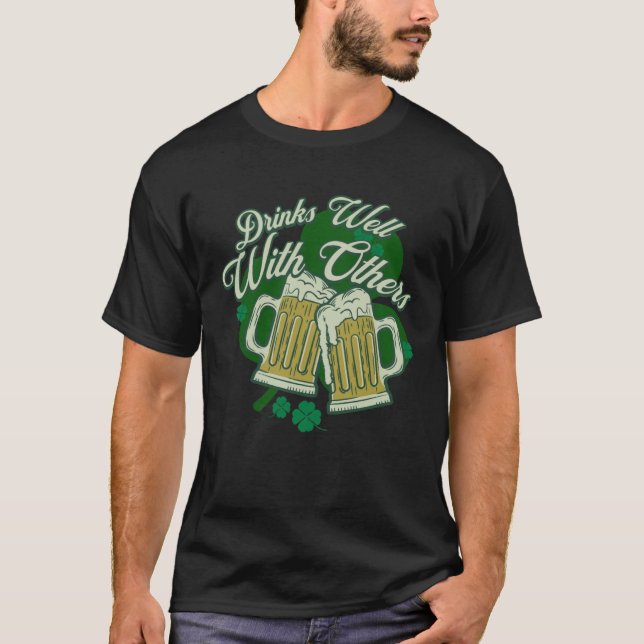 Camiseta Drinks Well With Others Drunk Saint Patrick s Day  (Frente)