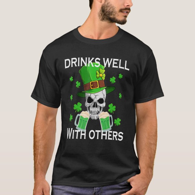 Camiseta Drinks Well With Others Funny St Patricks Day Beer (Frente)