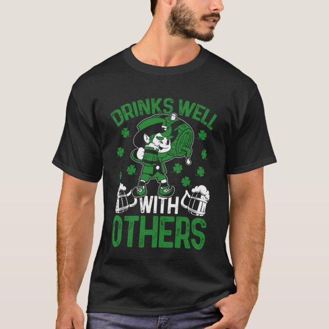 Camiseta Drinks Well With Others Irish C St Patrick's Day (Frente)