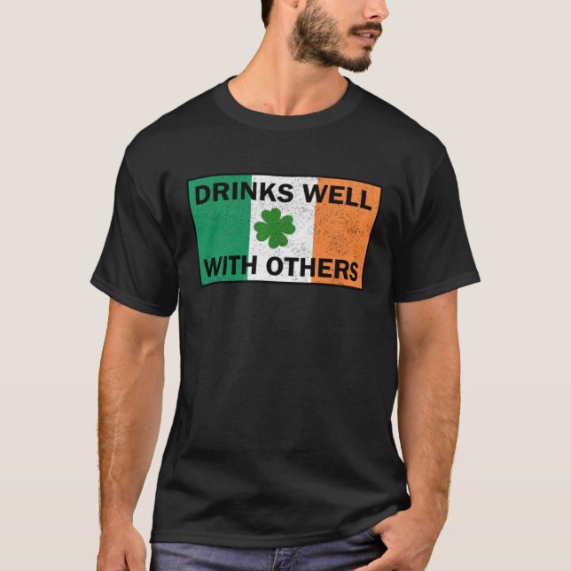 Camiseta Drinks Well With Others Irish Flag St Patricks Day (Frente)
