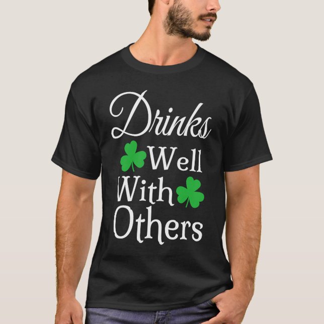 Camiseta Drinks Well With Others Irish  St Patricks Day Dri (Frente)