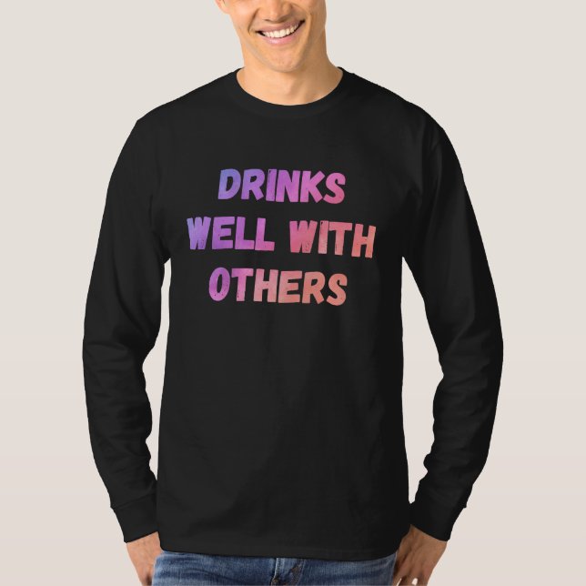 Camiseta Drinks well with others sarcastic rude  sayings (Frente)