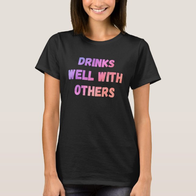 Camiseta Drinks well with others sarcastic rude  sayings (Frente)