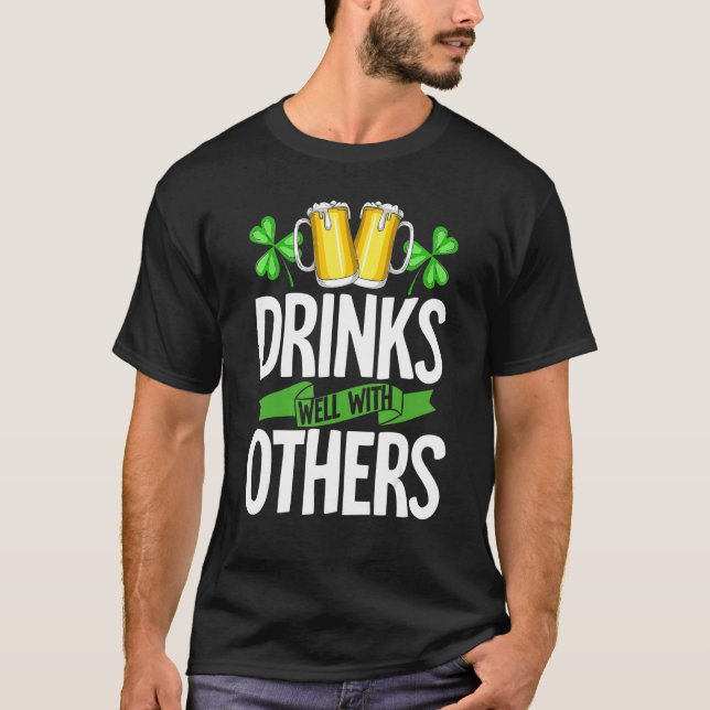 Camiseta Drinks Well With Others Shirt Drinks Well With Oth (Frente)
