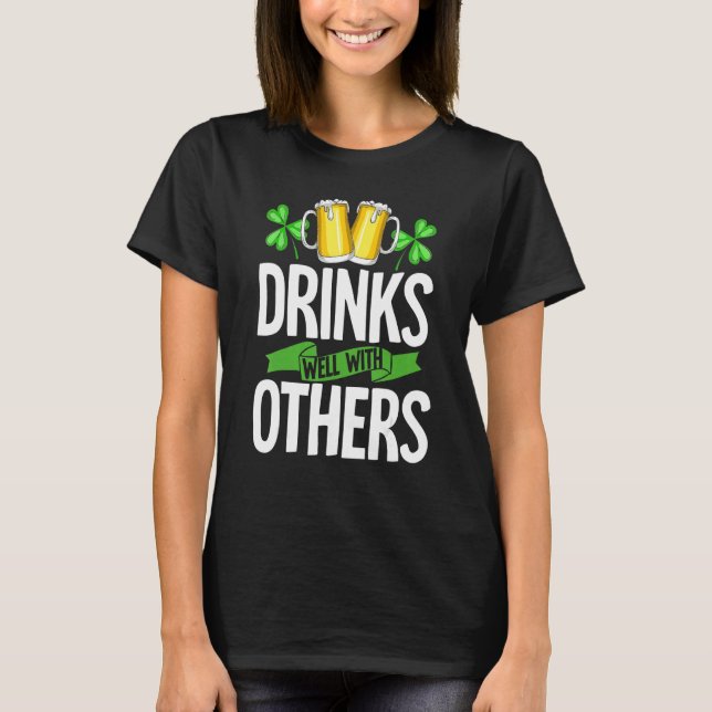 Camiseta Drinks Well With Others Shirt Drinks Well With Oth (Frente)