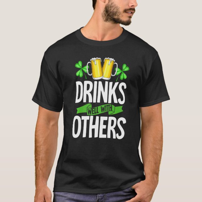 Camiseta Drinks Well With Others Shirt Drinks Well With Oth (Frente)