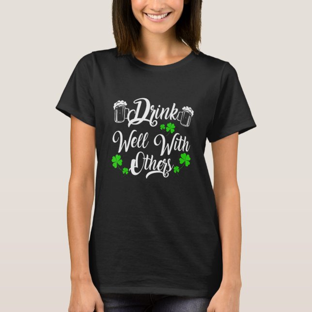 Camiseta Drinks Well With Others St. Patrick's Day Drunk Be (Frente)