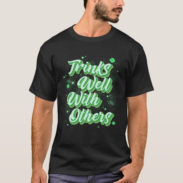 Camiseta Drinks Well With Others St Patricks Day Drunk Beer (Frente)