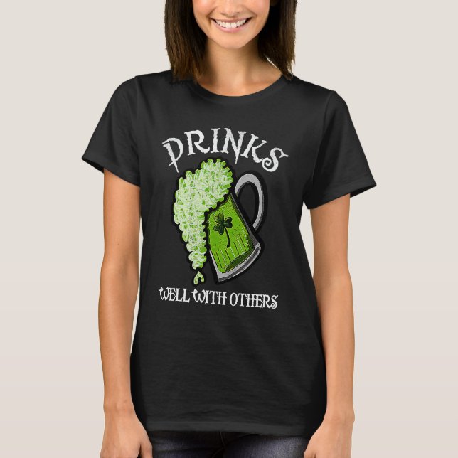Camiseta Drinks Well With Others St Patricks Day Men Women  (Frente)