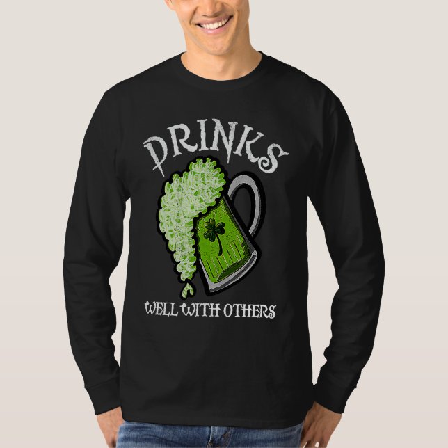 Camiseta Drinks Well With Others St Patricks Day Men Women  (Frente)